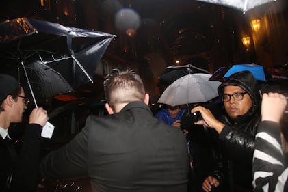 Milano, i fan di Lady Gaga davanti al Park Hyatt 3