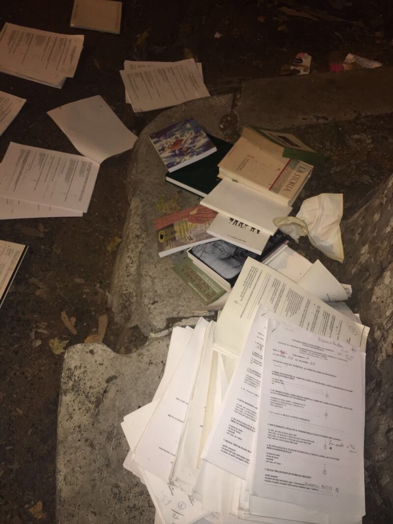 Roma, tesi di laurea buttate nei cassonetti 8