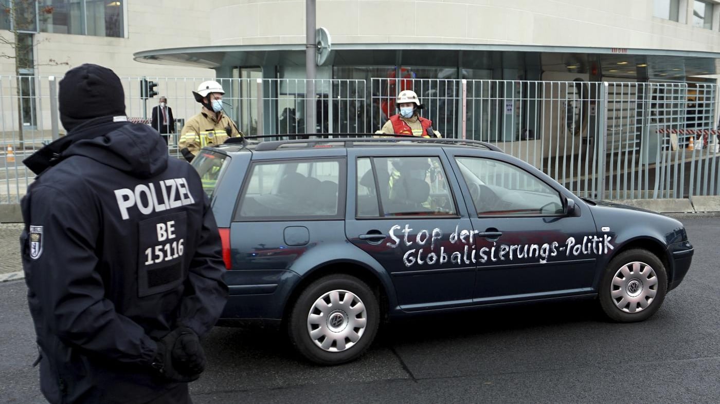Paura a Berlino, auto contro l'ufficio della Merkel: "Assassini"