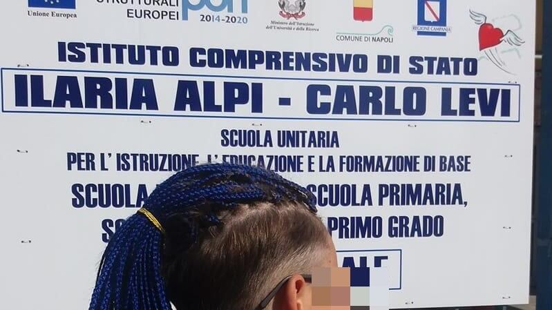 Dirigente scolastica impedisce a uno studente di entrare in classe per le treccine