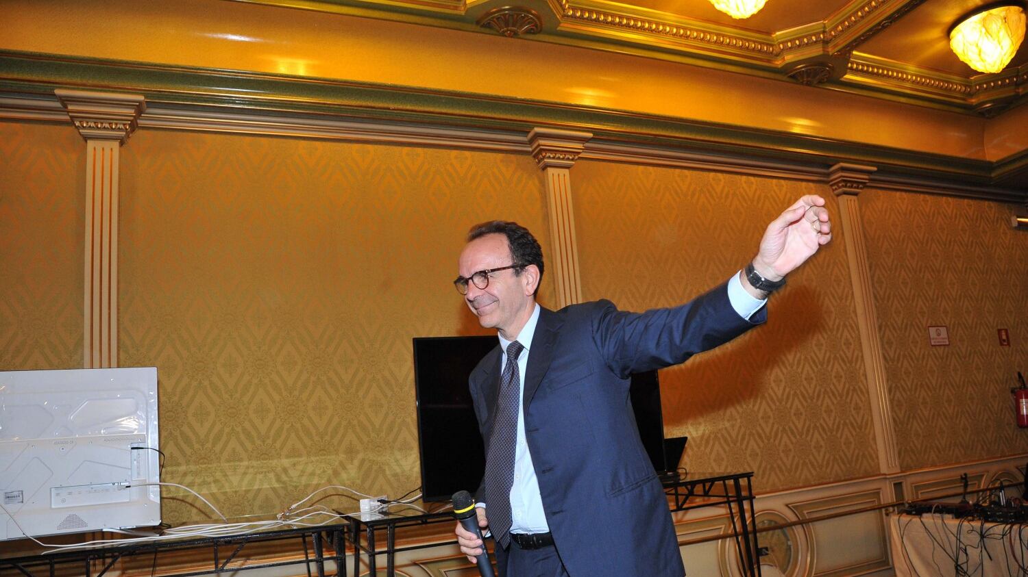 Parisi al lavoro sui criteri per entrare in Forza Italia