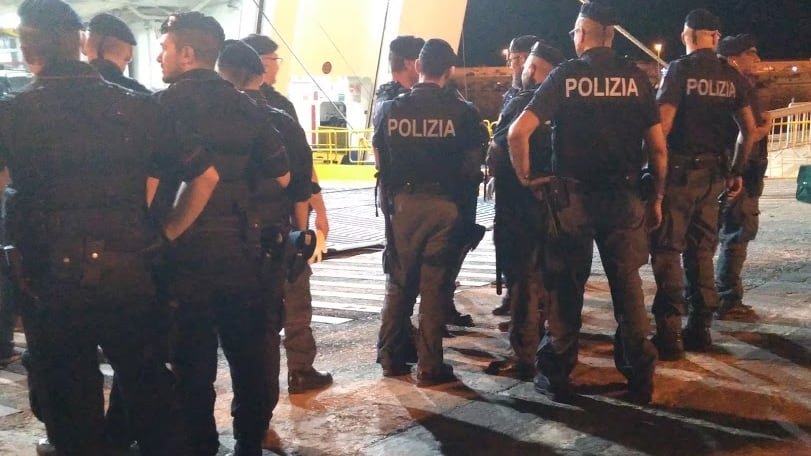 Sbarchi in aumento, la denuncia dei poliziotti: "Colleghi contagiati dalla tubercolosi"