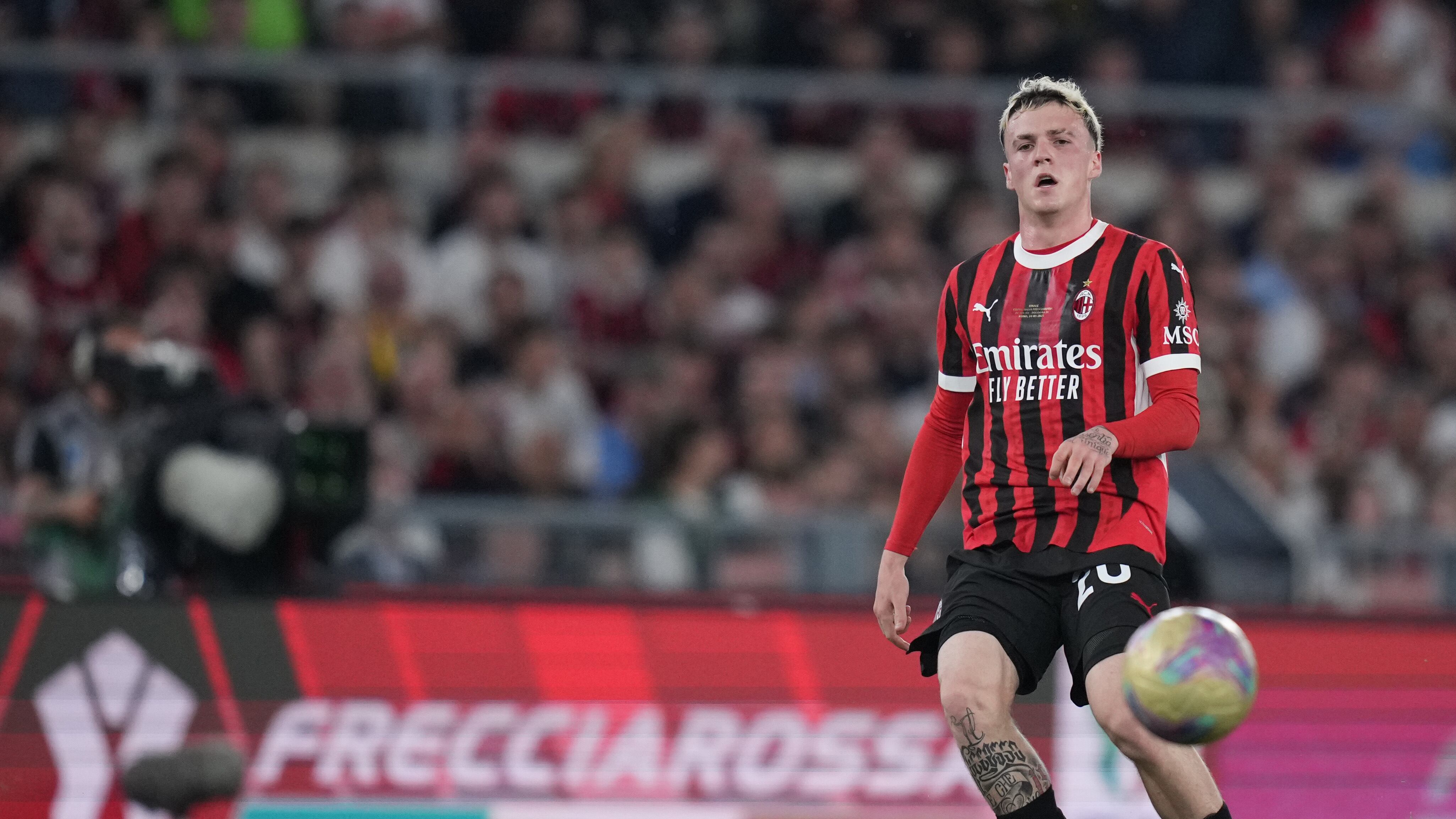 "Ha tentato di adescare una 15enne": bufera sull'ex Milan Jimemez