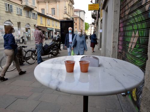 Aosta, ordina un caffè e lo beve davanti al bar: per lui multa di 280 euro
