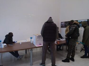 In fila per votare per le elezioni in Senegal  1
