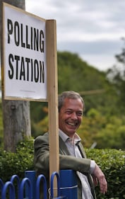 Europee, Farage vota al seggio di Cudham 6
