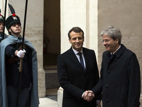 Macron elogia Gentiloni: "Ottimo lavoro dell'Italia sui migranti"