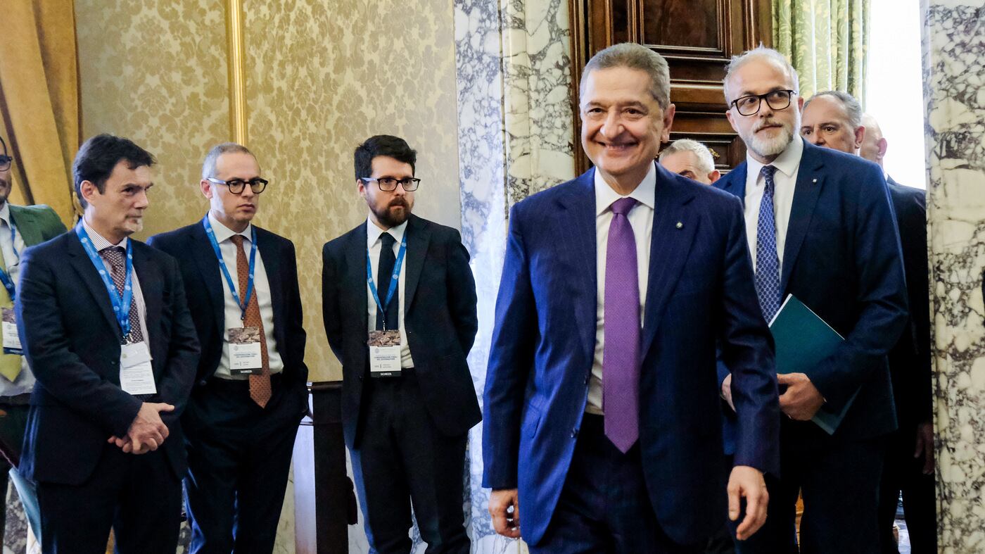 "Banche in buona salute ma tengano alta la guardia". E la finanza applaude