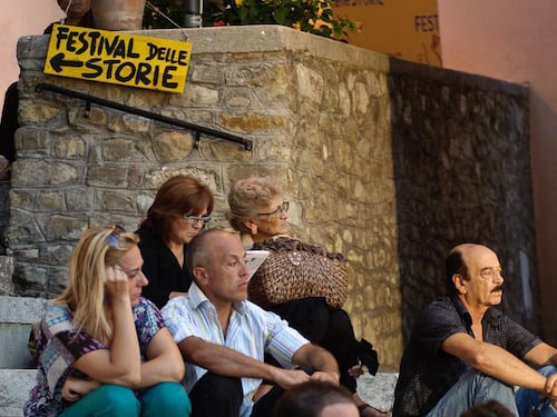 Il fuoco della resistenza e il rito che accende le valli: la magia del Festival delle Storie