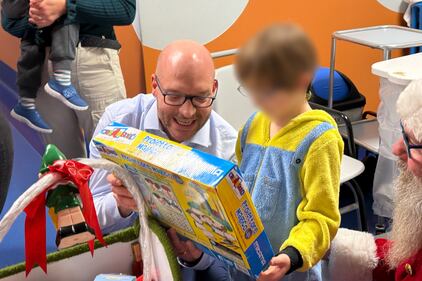 Il presidente della Camera, Fontana, diventa "Babbo Natale" per i giovani pazienti del Policlinico Gemelli 3