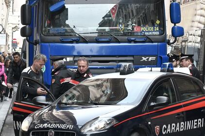 Roma, tir turco in via del Corso: fermato per controlli 4