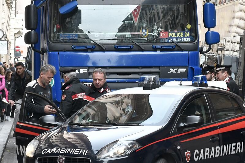 Roma, tir turco in via del Corso: fermato per controlli 4