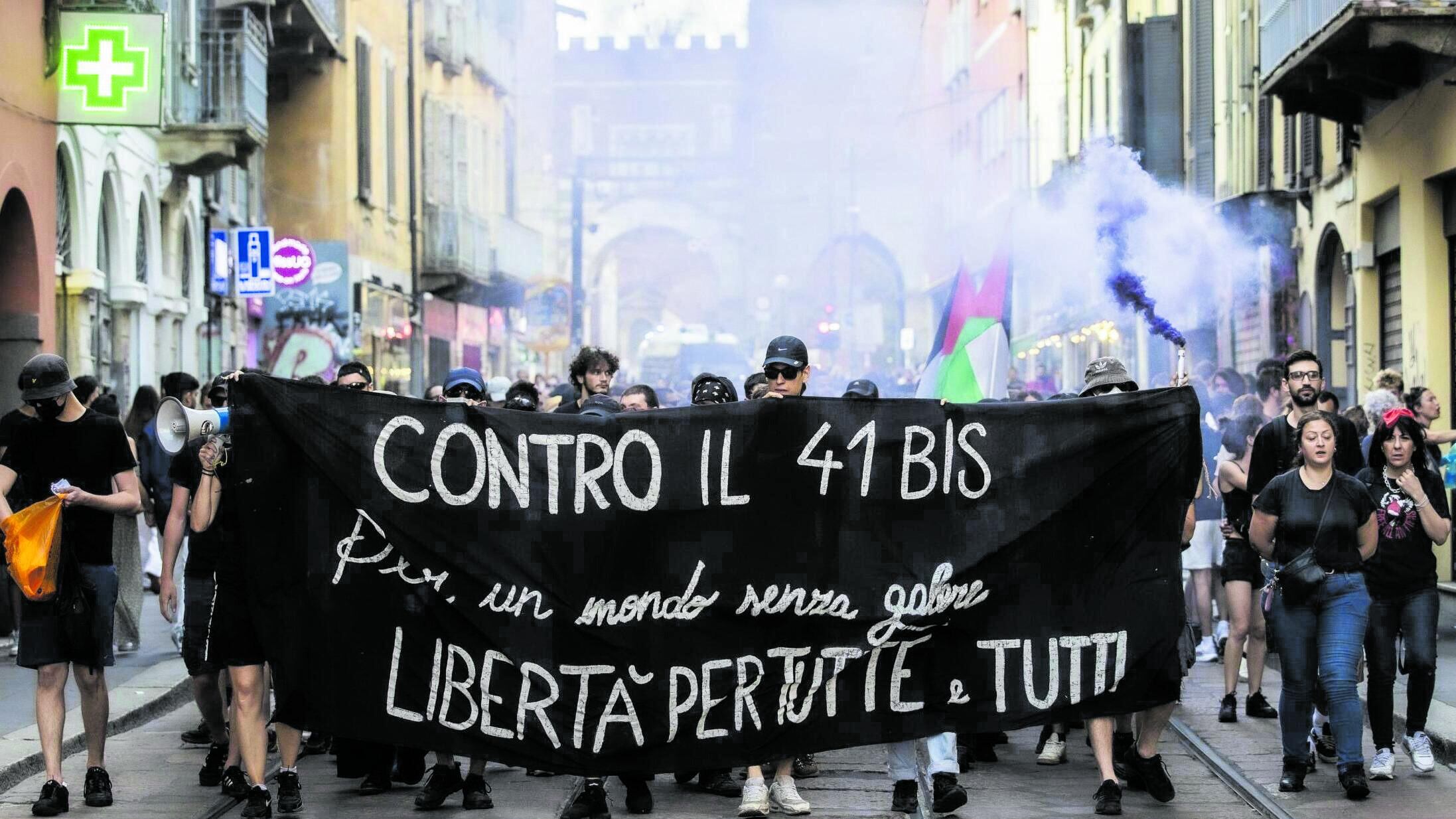 Cospito, altre due condanne per i cortei violenti. Le proteste nei social anarchici