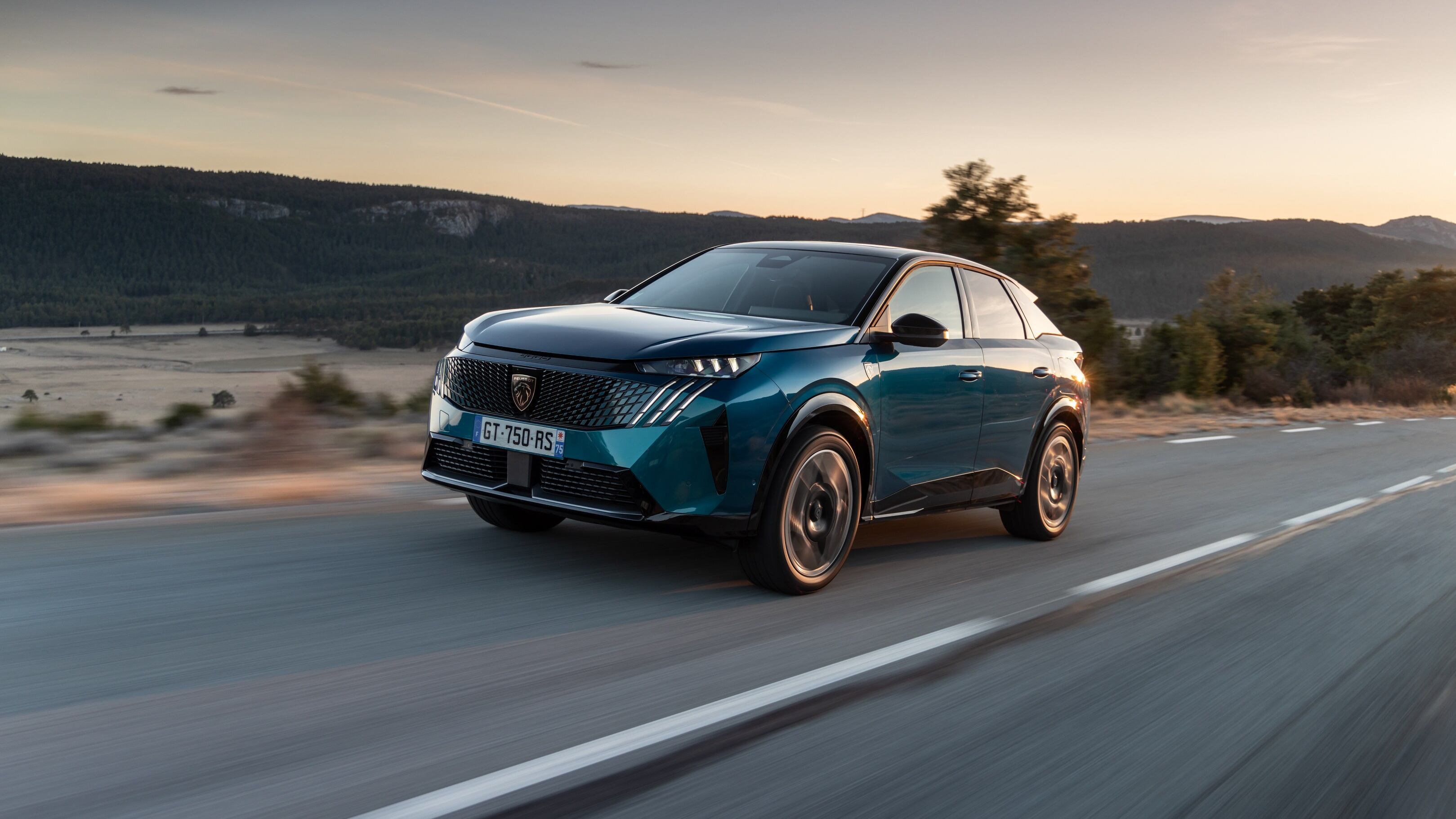 Peugeot e3008: primo contatto con il SUV elettrico, fino a 700 km