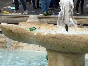 La Barcaccia danneggiata dagli ultras, colpita con bottiglie e sassi 5