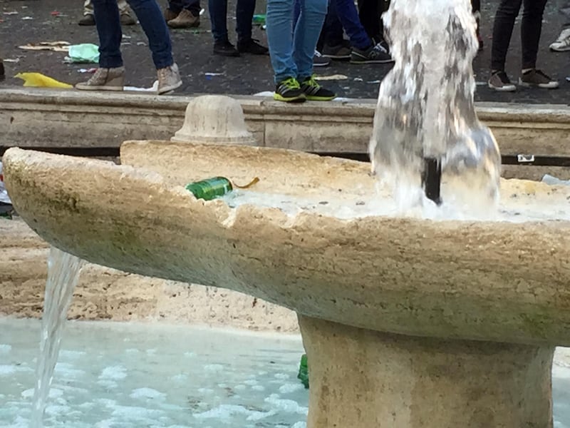 La Barcaccia danneggiata dagli ultras, colpita con bottiglie e sassi 5