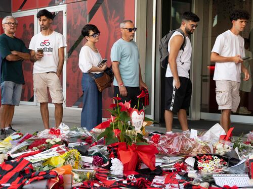 Il tributo dei tifosi al campione di calcio - FOTO