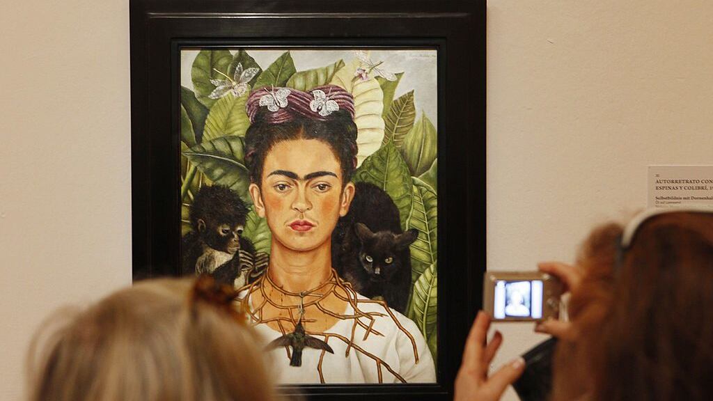 Il nuovo record di Frida: da (modesta) pittrice a popstar regina di selfie
