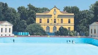Resta aperta solo una piscina estiva. Ma Pd e lista Sala litigano per i voti