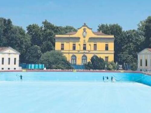 Resta aperta solo una piscina estiva. Ma Pd e lista Sala litigano per i voti