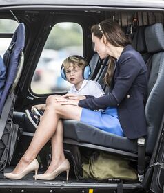 Che capricci, principe George! Tutte le foto alla base militare della Raf e dello "scivolone" sexy di Kate 2