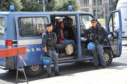 Milano, blitz anti-migranti in stazione Centrale 3