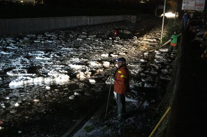 Roma in tilt per la grandine, strade inondate da acqua e ghiaccio 6