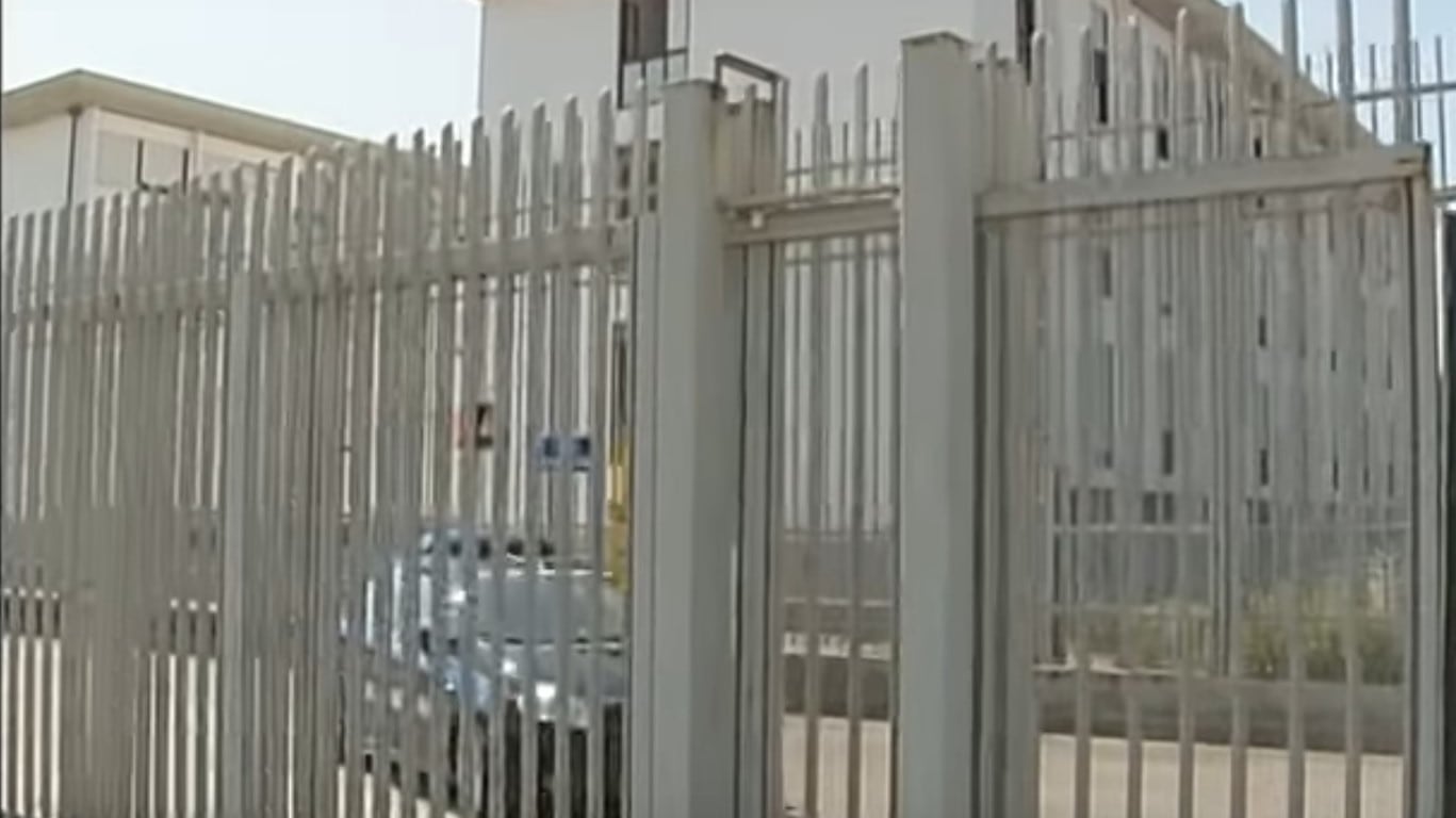 Taranto, detenuto straniero ferisce agente con una lametta