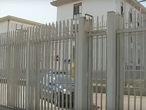 Taranto, detenuto straniero ferisce agente con una lametta