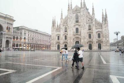 Maltempo su Milano, temporale e grandine in città 8