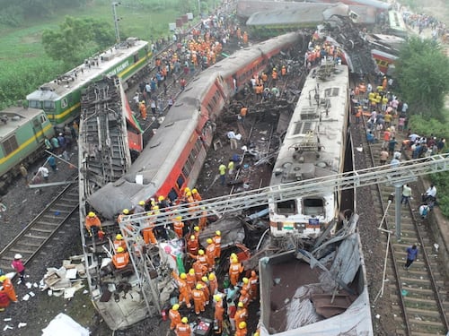 India, scontro fra treni: centinaia di morti e quasi mille feriti