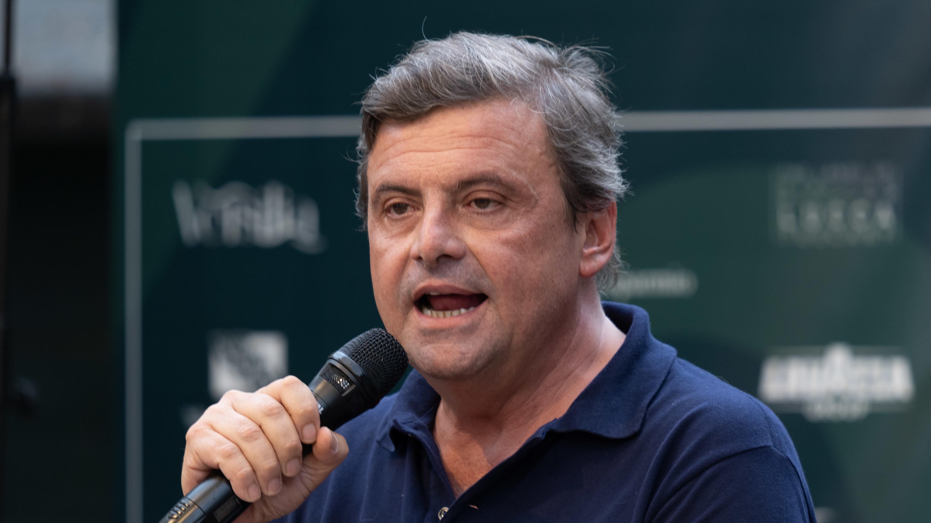 "Ne ho fumate tante...". La rivelazione di Calenda sulla cannabis