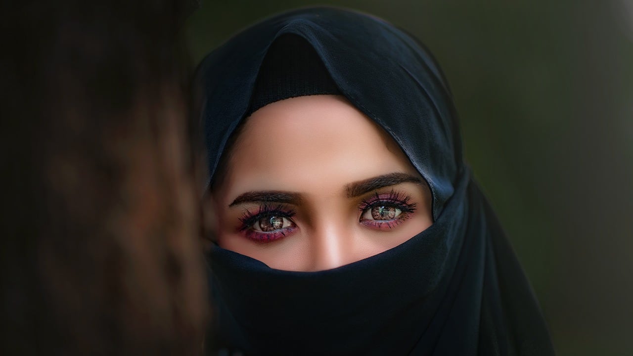 "Sorveglianza diffusa". L'Iran stringe sull'obbligo del velo islamico