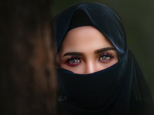 “La Vergine Maria portava l’hijab”. Bufera sui corsi anti-islamofobia finanziati con fondi pubblici