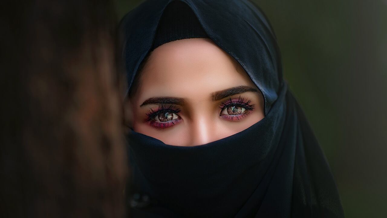"Sorveglianza diffusa". L'Iran stringe sull'obbligo del velo islamico