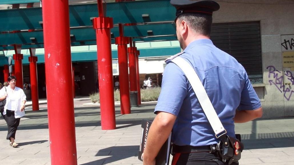 Adescata a Cadorna, l'hanno stuprata nei campi per un'ora
