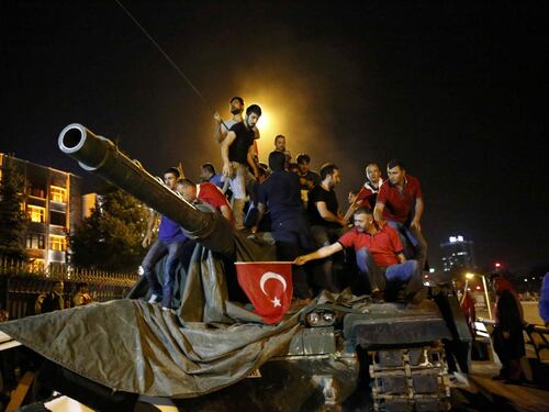 Turchia, nuovi scontri tra polizia e golpisti