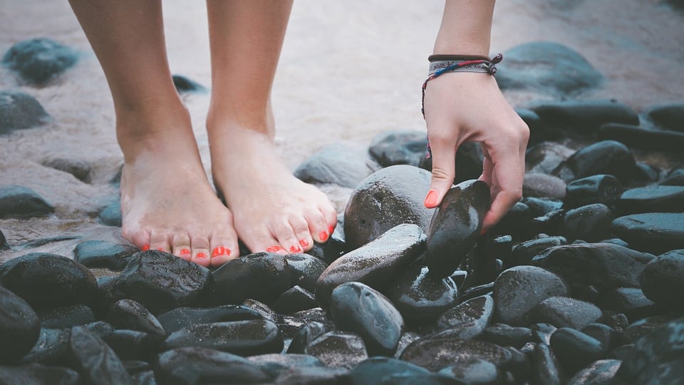 Come contrastare i piedi gonfi in estate