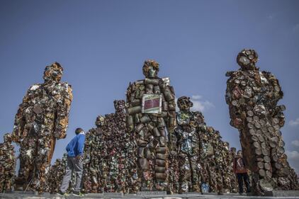 Trash people, i rifiuti diventano opere d'arte 7