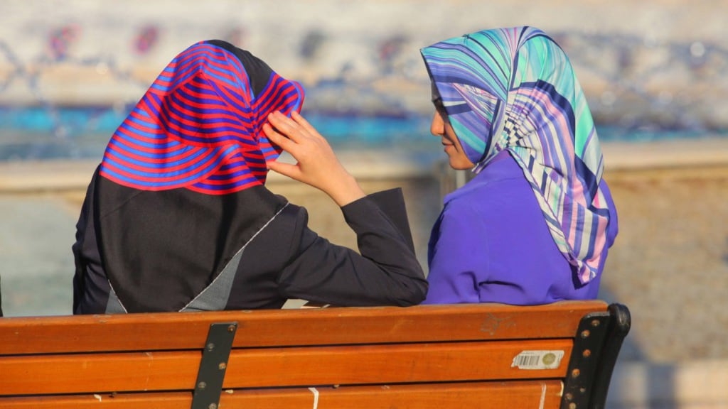 "Di casa non esci". Prova a strangolarla: arrestato marocchino