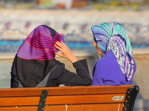 Donna schiava costretta al velo islamico. Arrestato italiano convertito all'islam
