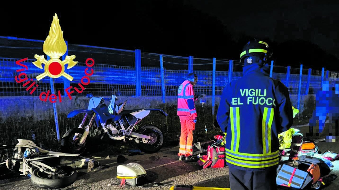 Due ragazzi morti in moto. L'ipotesi di una gara notturna