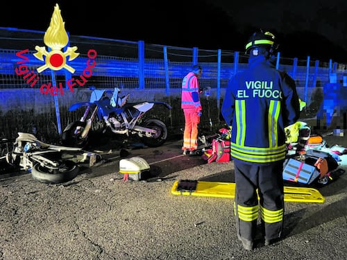 Due ragazzi morti in moto. L'ipotesi di una gara notturna