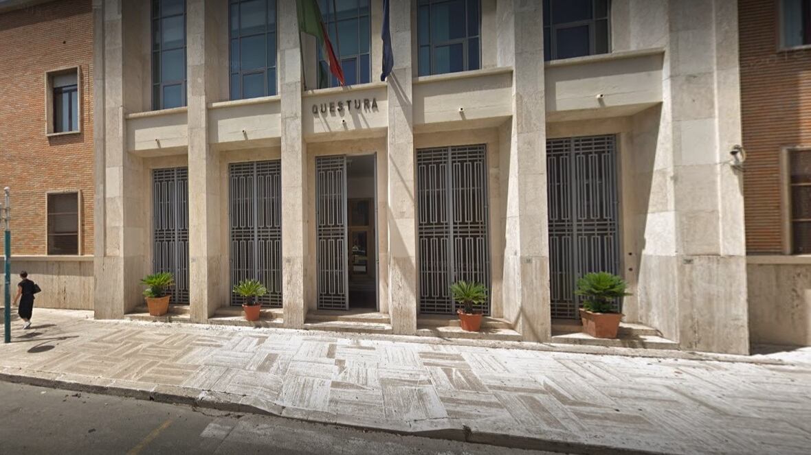 Latina, prima chiede denaro poi aggredisce agenti: preso clandestino