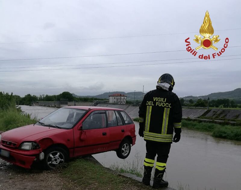 Vicenza, auto in bilico sul torrente 3