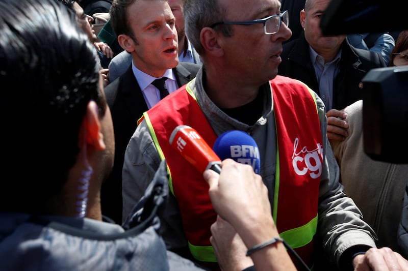 Macron contestato dagli operai Whirlpool 9