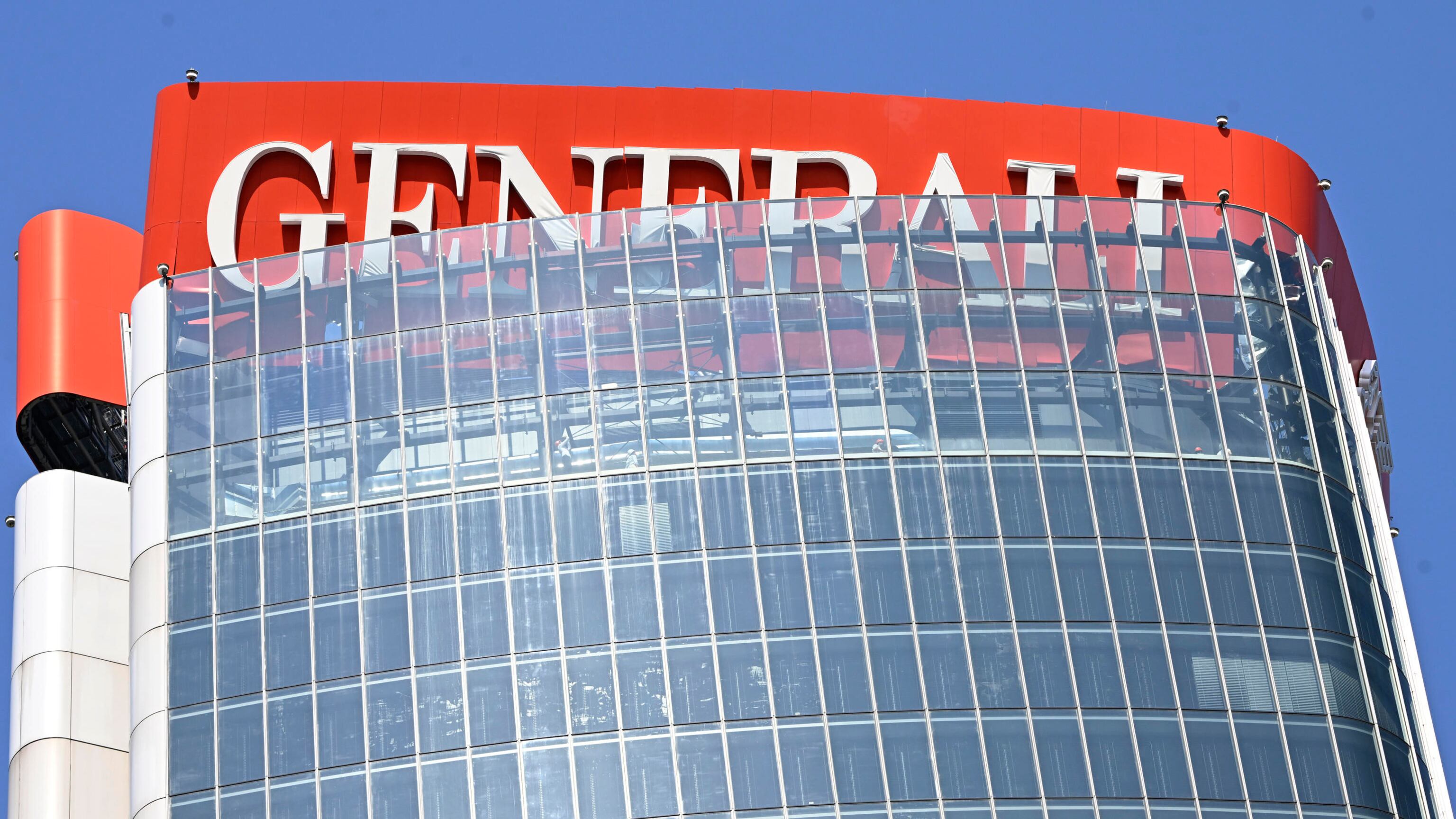 Crollo insegna Generali a Milano, una decina di indagati