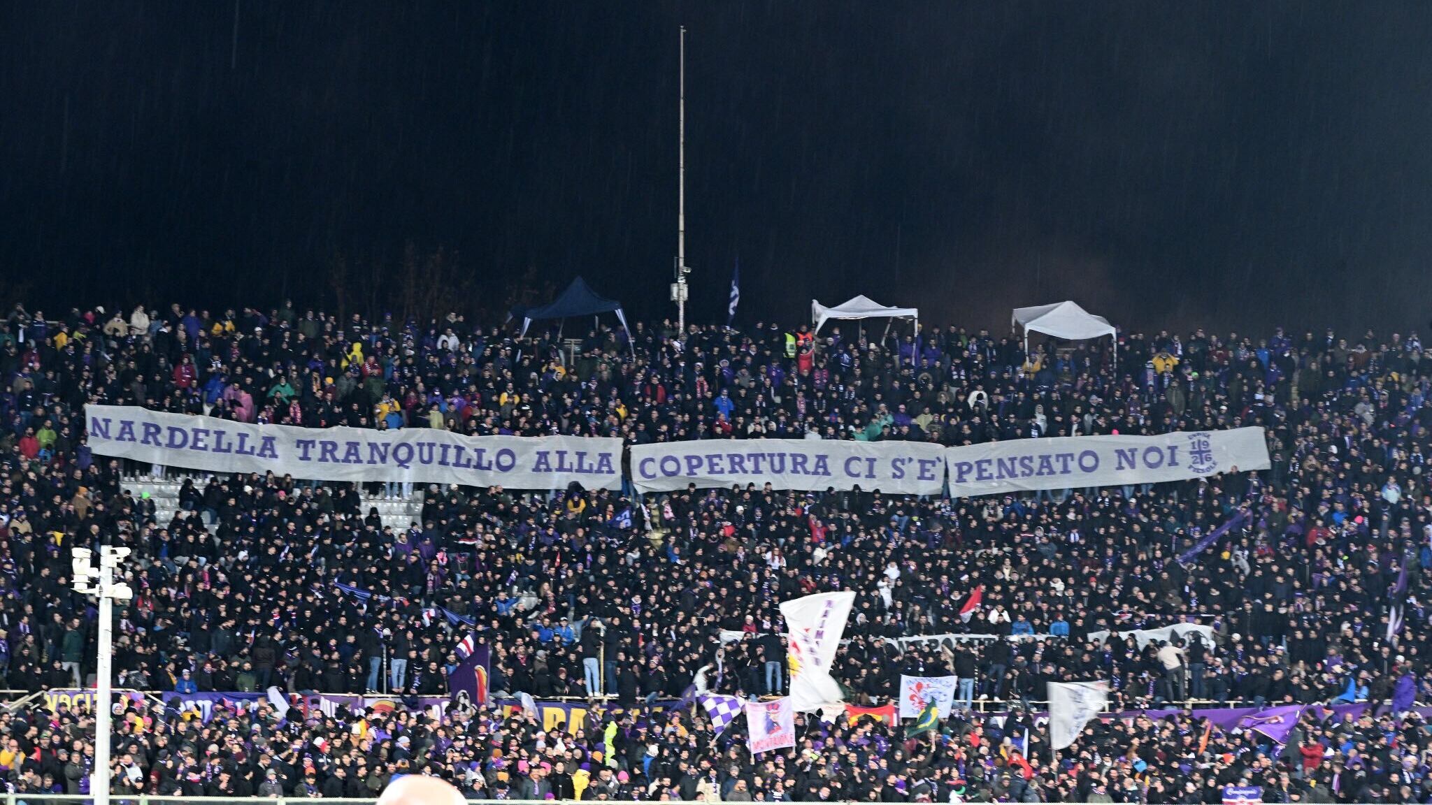 La curva viola contro Nardella e Giani: striscioni e cori contro sindaco e governatore