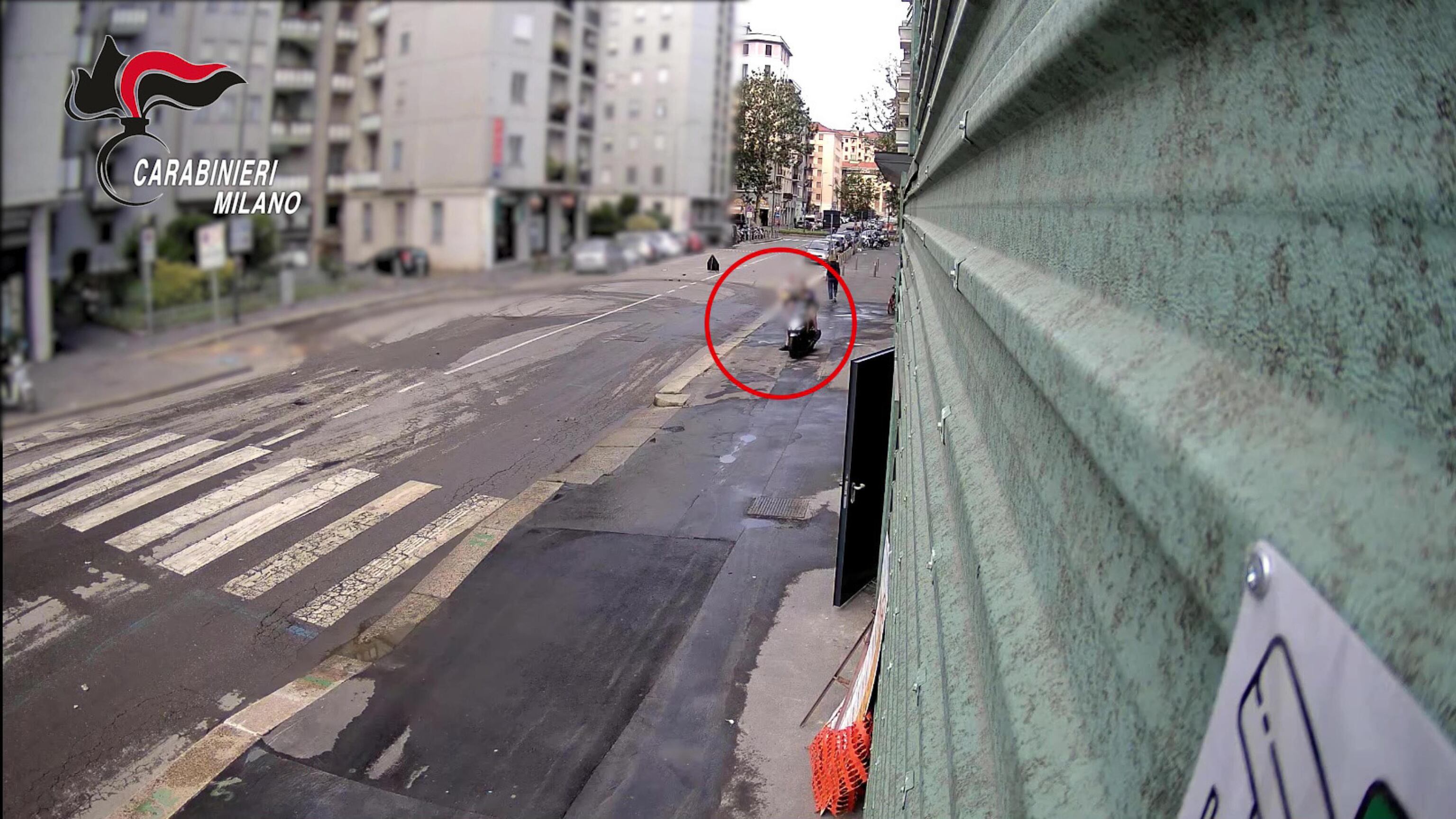 Scooter rubati, botte, furti: così derubavano i ragazzini davanti ai locali di Milano