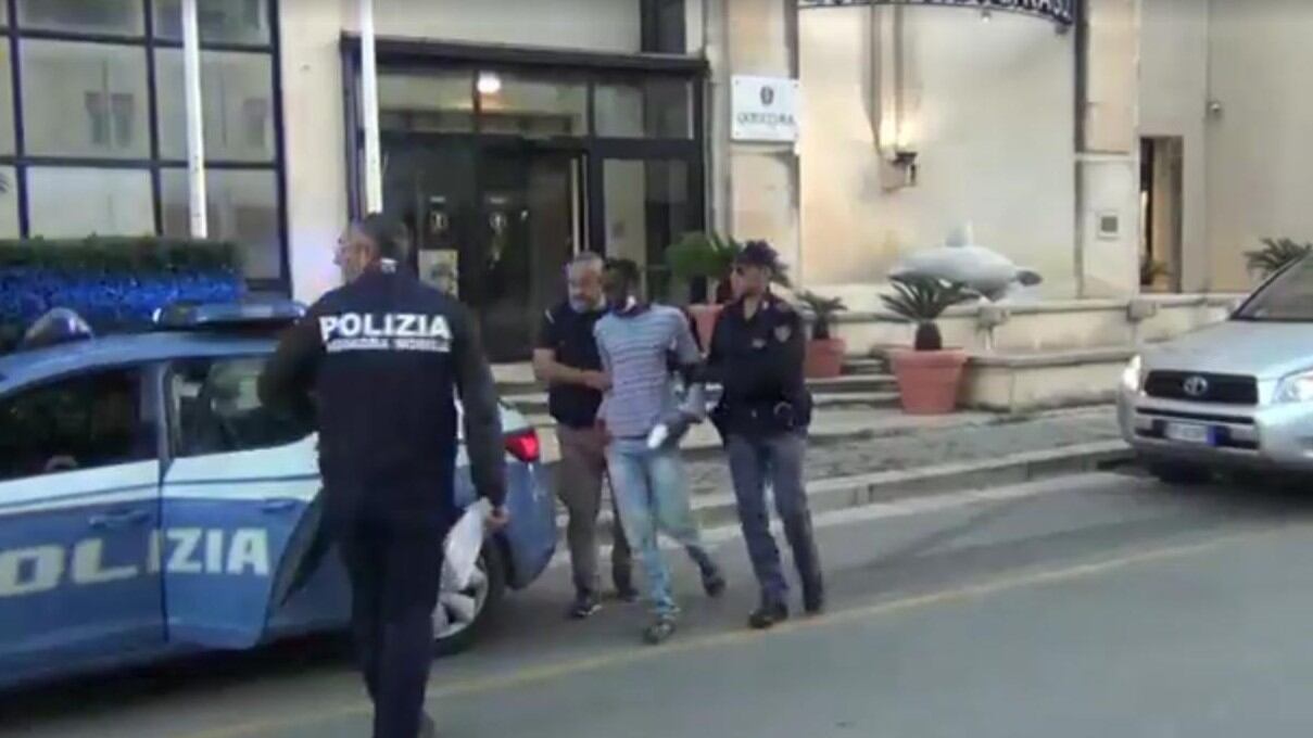 Modena, pregiudicato straniero minaccia 18enne per farsi dare soldi
